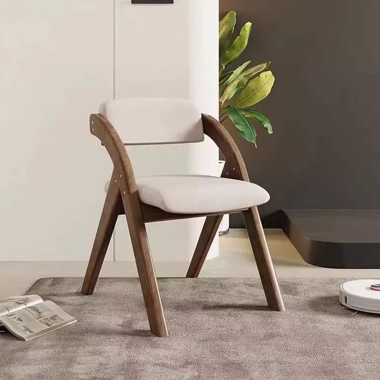 北欧風のポエングチェア。プライウッドの躯体に黒の頑丈なテープ織